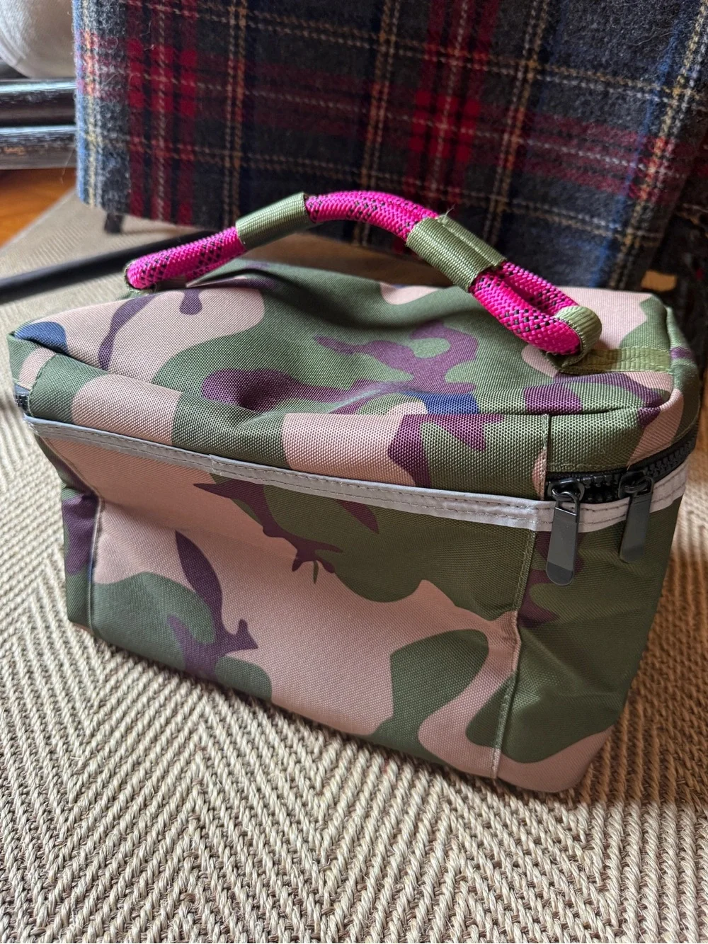 Roverlund Out-of-Office Insulated Pet Food Travel Carry Case – Camo/Magenta